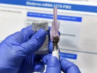 Người dân Mỹ lo ngại việc phát triển vaccine COVID-19 quá vội vàng