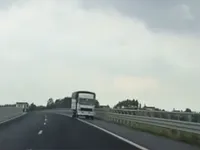 VIDEO: Xe đầu k&eacute;o ph&oacute;ng nhanh, ngược chiều tr&ecirc;n cao tốc