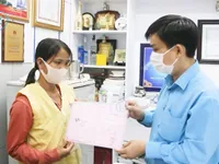 Vợ chồng bệnh nhân bị rắn hổ chúa cắn tặng 80 triệu đồng cho một bệnh nhân khác