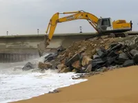 Phú Yên consolidates coastal dyke to protect airport