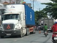 Lack of parking space for trucks in HCM City hits transport companies