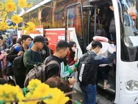 Labourers get free bus tickets, presents for Tết