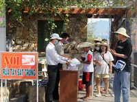 Vietnamese person on flight with COVID-19 passenger put into quarantine