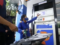 Dropping oil prices slam stocks