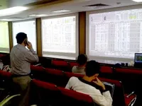 Shares gain narowly as banks' growth tempts investors to sell