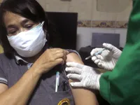 Indonesia ưu tiên tiêm vaccine COVID-19 cho người có tầm ảnh hưởng