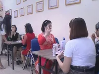 Phụ nữ khiếm thị tự làm đẹp