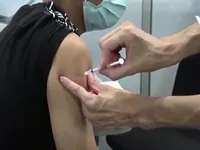 Pháp khuyến cáo tiêm vaccine phòng cúm và COVID-19 cùng lúc