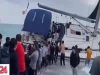 Dùng thuyền hạng sang để chở người di cư trái phép