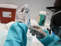 Anh khuyến khích người trên 30 tuổi đăng ký tiêm mũi vaccine COVID-19 tăng cường