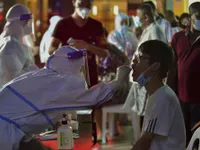 Ca nhiễm Omicron đầu tiên vượt qua kiểm tra y tế, số người mắc COVID-19 tại Nga trên mốc 10 triệu