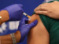 Nhiều nước khẩn trương triển khai tiêm vaccine ngừa COVID-19