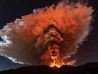 Cận cảnh núi lửa Etna phun trào, bừng sáng trời đêm Sicily (Italy)