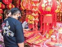 Sắm Tết m&ugrave;a COVID-19: Đặt cỗ trực tuyến, l&igrave; x&igrave; điện tử