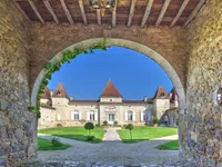 Giới nh&agrave; gi&agrave;u Trung Quốc đổ x&ocirc; mua l&acirc;u đ&agrave;i ở ch&acirc;u &Acirc;u