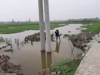 Làm rõ trách nhiệm vụ hai trẻ nhỏ đuối nước dưới hố chôn cột điện