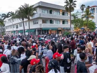 Hàng nghìn người tiệc tùng bất chấp COVID-19, Miami Beach phải áp đặt lệnh giới nghiêm