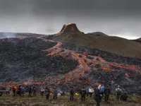 Người dân Iceland đổ xô đi xem núi lửa phun trào sau gần 800 năm