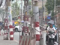 2 hộ d&acirc;n kh&ocirc;ng cho đặt trạm biến &aacute;p, gần 100 cột điện đứng giữa đường