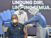 Malaysia phê chuẩn vaccine COVID-19 của AstraZeneca và Sinovac