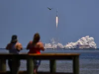 SpaceX giành được hợp đồng phát triển tàu vũ trụ đưa người lên mặt trăng của NASA