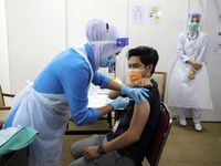 Hàng trăm nhân viên y tế Malaysia mắc COVID-19 sau khi tiêm vaccine