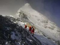 Hai nhà leo núi tử vong trên đỉnh Everest ngay trong ngày đầu tiên mở cửa trở lại