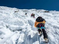 Trung Quốc dừng hoạt động leo núi trên đỉnh Everest