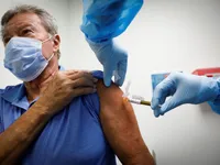 Phát tiền, tặng bia cho nhân viên tiêm vaccine COVID-19