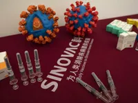 EU bắt đầu thẩm định vaccine Sinovac của Trung Quốc