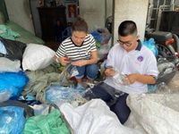 Diễn viên Thúy Diễm thử nhặt rác, xúc động trước hoàn cảnh 3 mẹ con sống bằng nghề thu mua phế liệu tại Tiền Giang