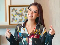 Khánh Vân diện pyjama in hình các đại diện Việt Nam thi Miss Universe