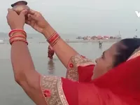 Nhiều người Ấn Độ lại đổ về sông Hằng thực hiện nghi lễ tắm rửa