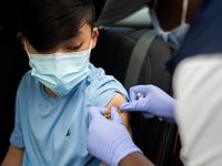 WHO khuyến cáo vẫn cần đeo khẩu trang dù đã tiêm vaccine