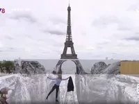 Tháp Eiffel trên vách đá