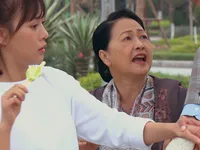 Hương vị tình thân - Tập 37: Lặng lẽ siết chặt tay Nam (Phương Oanh), Long (Mạnh Trường) khiến crush 'rớt tim'