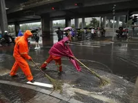 Mưa lớn kèm gió giật mạnh tại Bắc Kinh, hàng trăm chuyến bay bị hủy