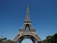 Tháp Eiffel đón du khách trở lại sau thời gian dài đóng cửa