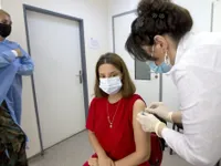 Mỹ khuyến nghị người đã tiêm 2 mũi vaccine đeo khẩu trang để bảo vệ cộng đồng