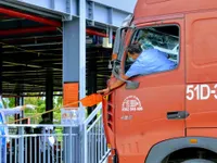 Siết chặt kiểm soát đi lại: Đừng để hàng hóa bị chôn chân