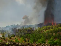 Núi lửa tiếp tục phun trào, sân bay La Palma mở cửa trở lại nhưng vẫn tạm dừng các chuyến bay