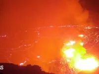 Núi lửa Kilauea ở Hawaii phun trào, tạo ra các vòi phun dung nham và khói dày đặc