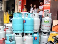 Gas prices fall on global oil declines