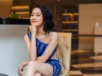 MC Phí Linh diện váy xẻ táo bạo