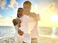 Sao phim Transformers đ&iacute;nh h&ocirc;n với cựu Hoa hậu thế giới, vợ cũ ch&uacute;c mừng