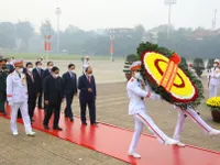 Các đại biểu Quốc hội dự kỳ họp bất thường vào Lăng viếng Chủ tịch Hồ Chí Minh