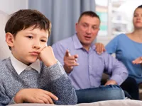 Nuôi dạy con quá nghiêm khắc có thể làm tăng nguy cơ trầm cảm ở trẻ