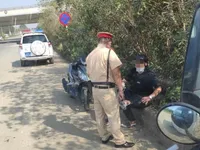 CSGT H&agrave; Nội d&ugrave;ng xe chuy&ecirc;n dụng chở người bị nạn đi cấp cứu