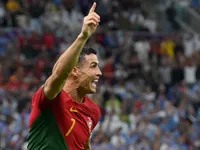 C.Ronaldo bị FIFA tước pha ghi bàn bằng... tóc