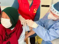 Trung Quốc nhận l&ocirc; vaccine ngừa COVID-19 từ Đức